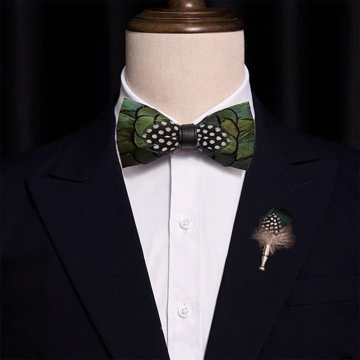 Pajarita elegante de plumas verde oscuro con broche de solapa