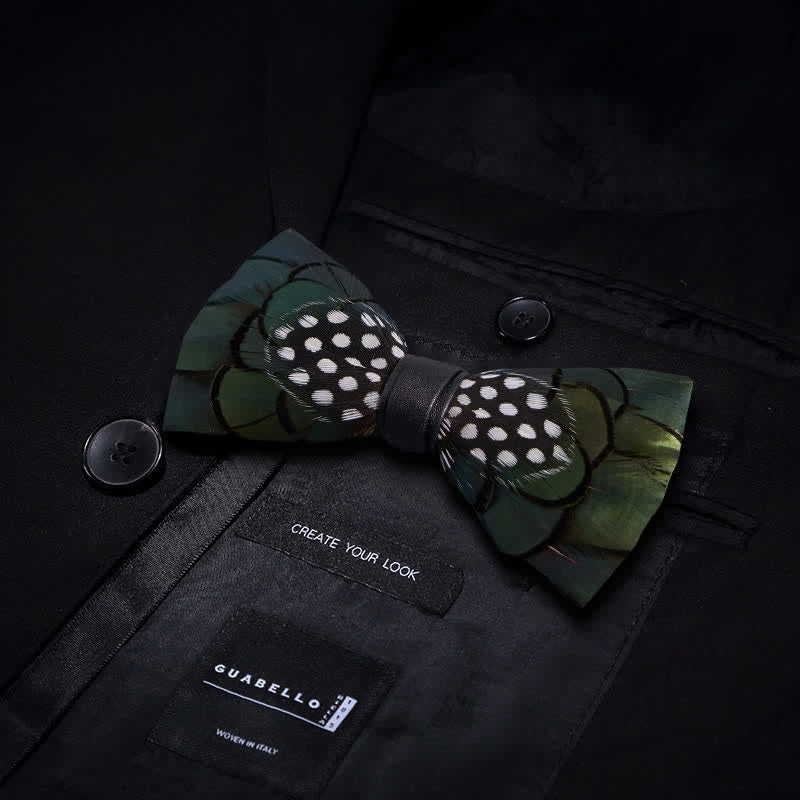 Pajarita elegante de plumas verde oscuro con broche de solapa