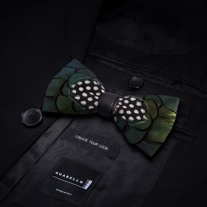 Pajarita elegante de plumas verde oscuro con broche de solapa