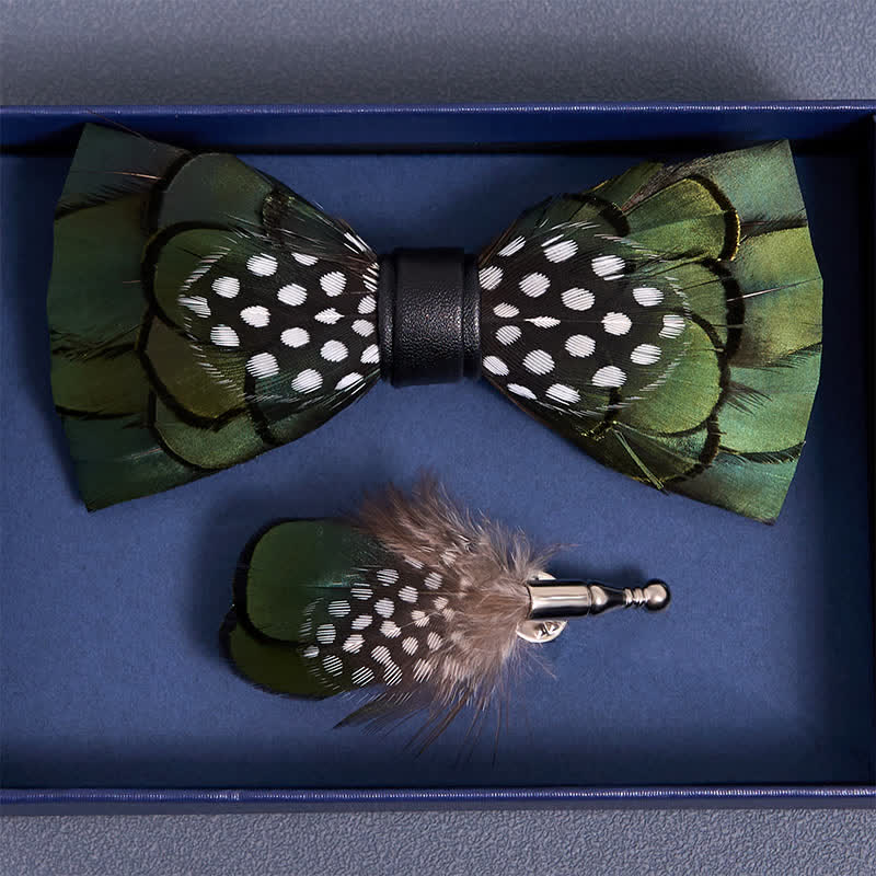 Pajarita elegante de plumas verde oscuro con broche de solapa
