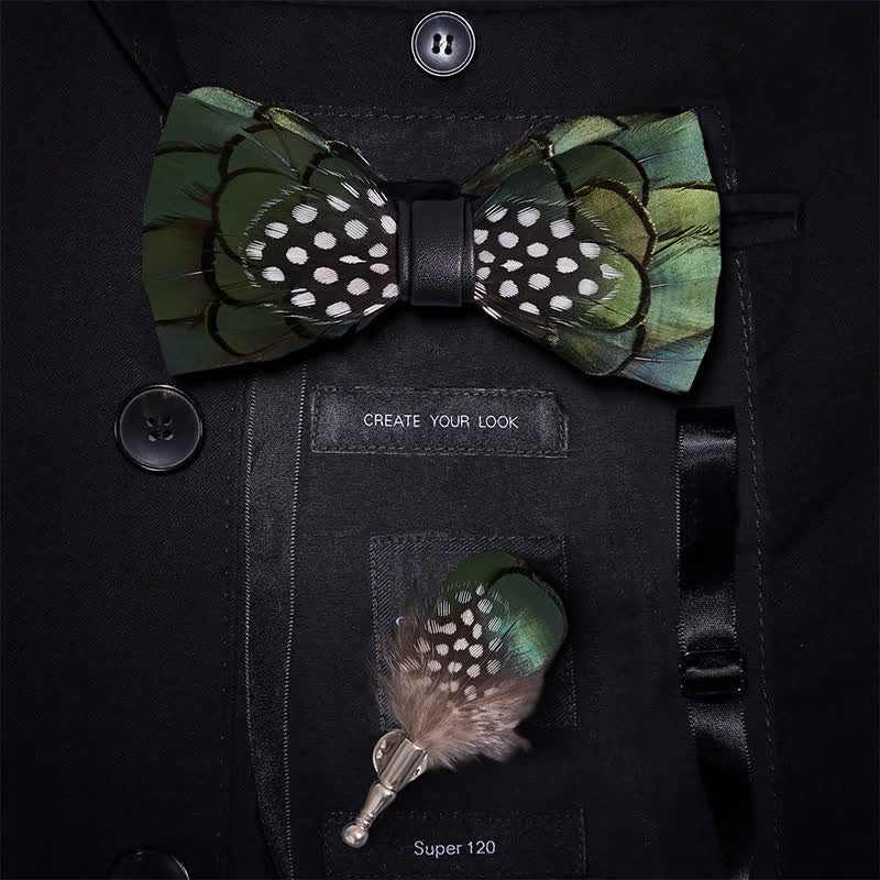 Pajarita elegante de plumas verde oscuro con broche de solapa