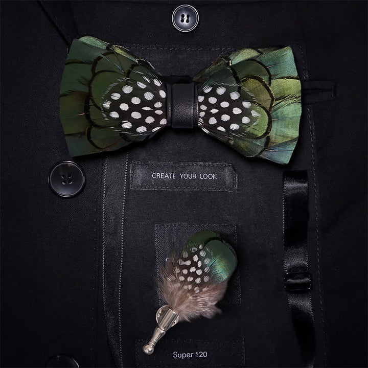 Pajarita elegante de plumas verde oscuro con broche de solapa