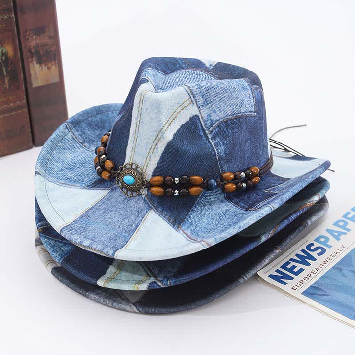 Sombrero vaquero de mezclilla con banda de cuentas de madera y diseño de bloques de color.