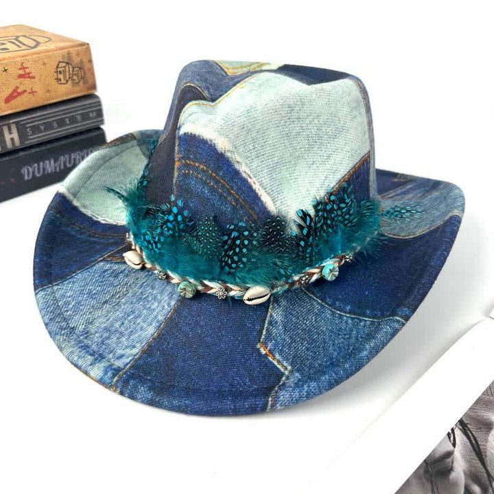 Sombrero vaquero de mezclilla con diseño de bloques de color y plumas verdes.