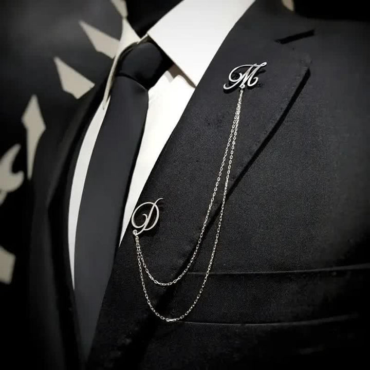 Broche elegante con iniciales personalizadas y cadena