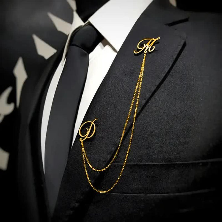 Broche elegante con iniciales personalizadas y cadena