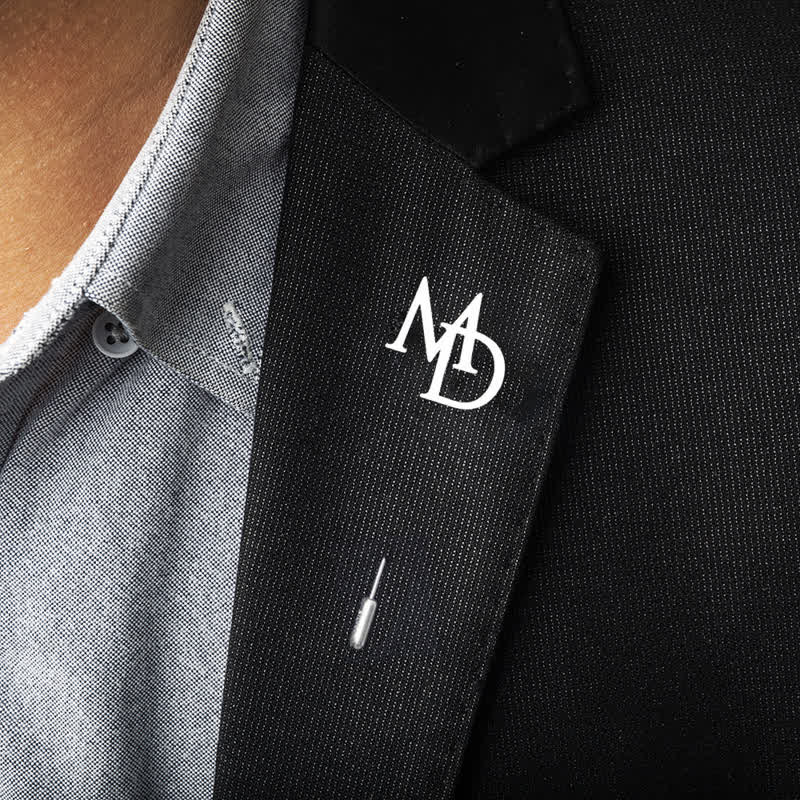 Broche de solapa de acero inoxidable con dos iniciales personalizadas