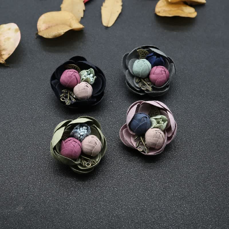 Lindo broche de tela con diseño original de mini flores para boda