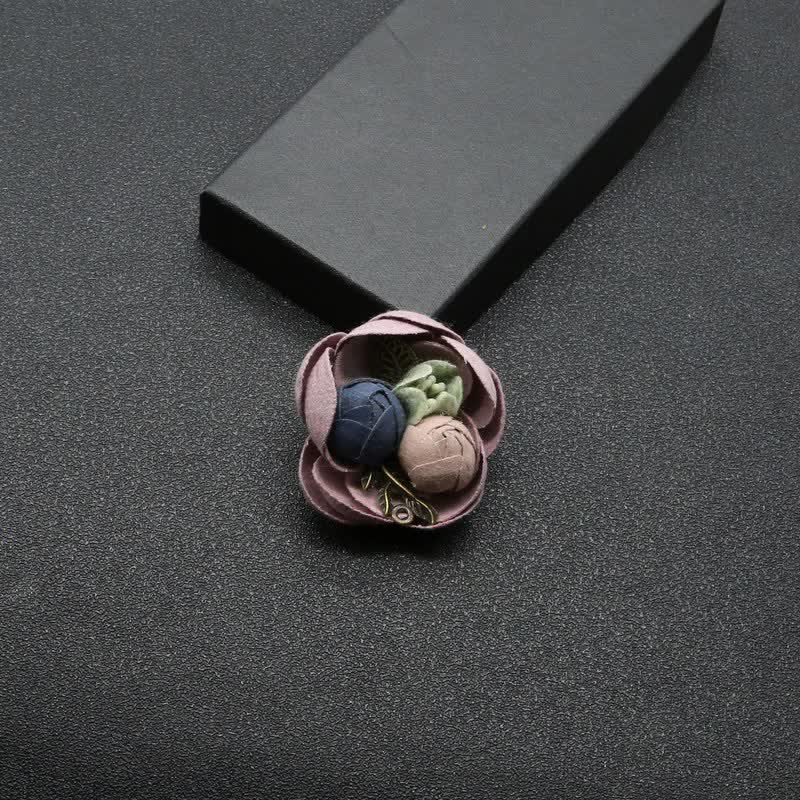 Lindo broche de tela con diseño original de mini flores para boda