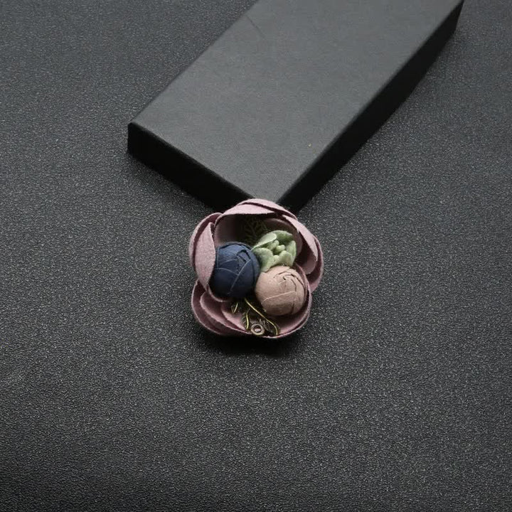 Lindo broche de tela con diseño original de mini flores para boda