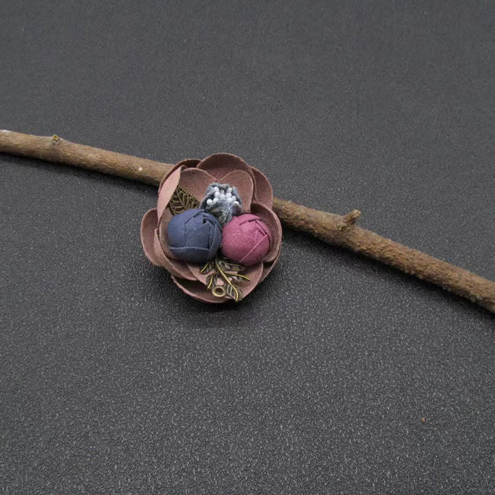 Lindo broche de tela con diseño original de mini flores para boda