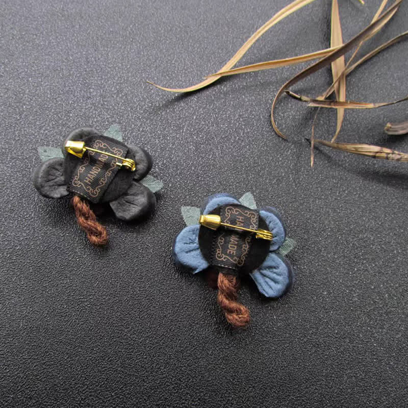 Broche de tela con diseño original de margarita roja para boda