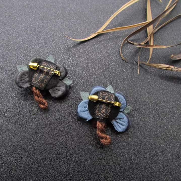 Broche de tela con diseño original de margarita roja para boda