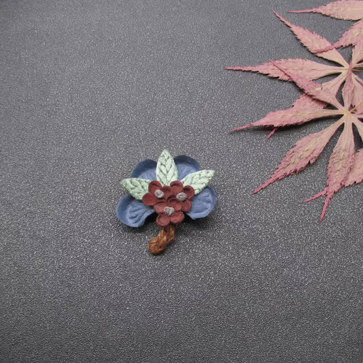 Broche de tela con diseño original de margarita roja para boda