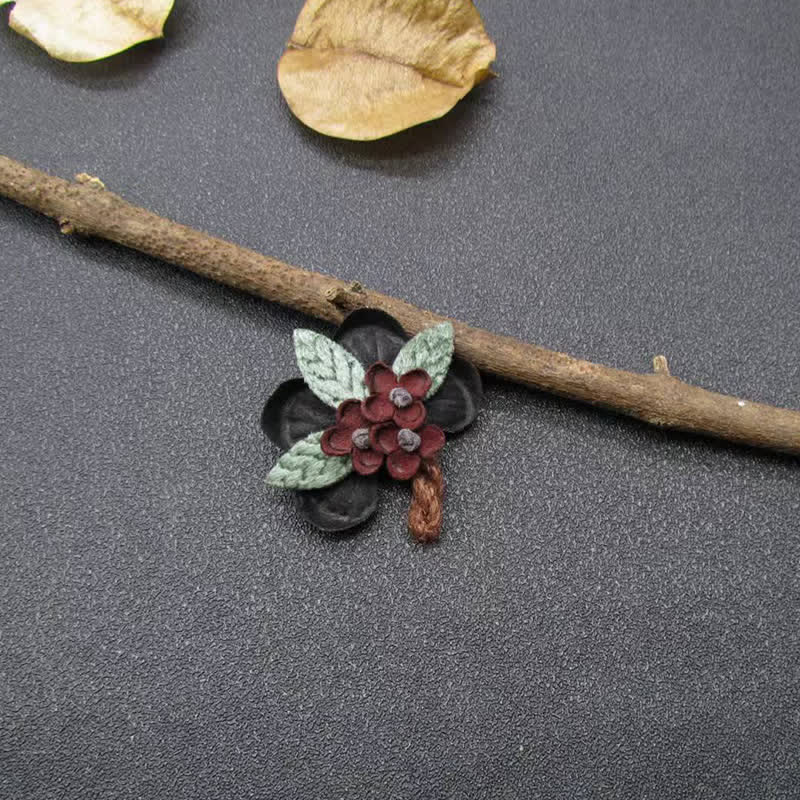 Broche de tela con diseño original de margarita roja para boda