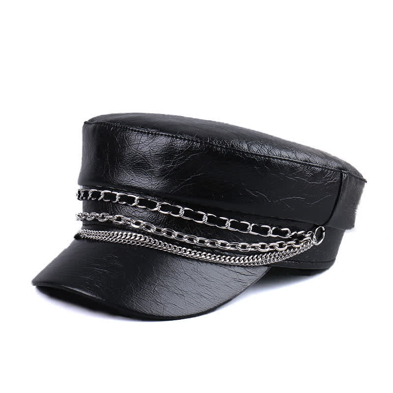 Boina de cuero negro con parte superior plana y cadena decorada para mujer