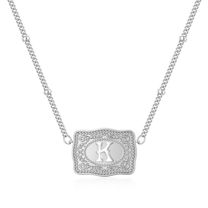 Collar con inicial en relieve en plata