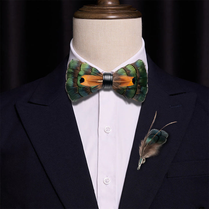 Pajarita con plumas de color verde esmeralda y dorado y broche de solapa - image 1
