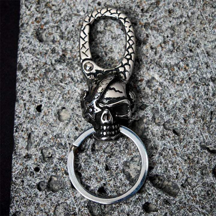 Llavero de metal con diseño de calavera pirata y capitán - image 5
