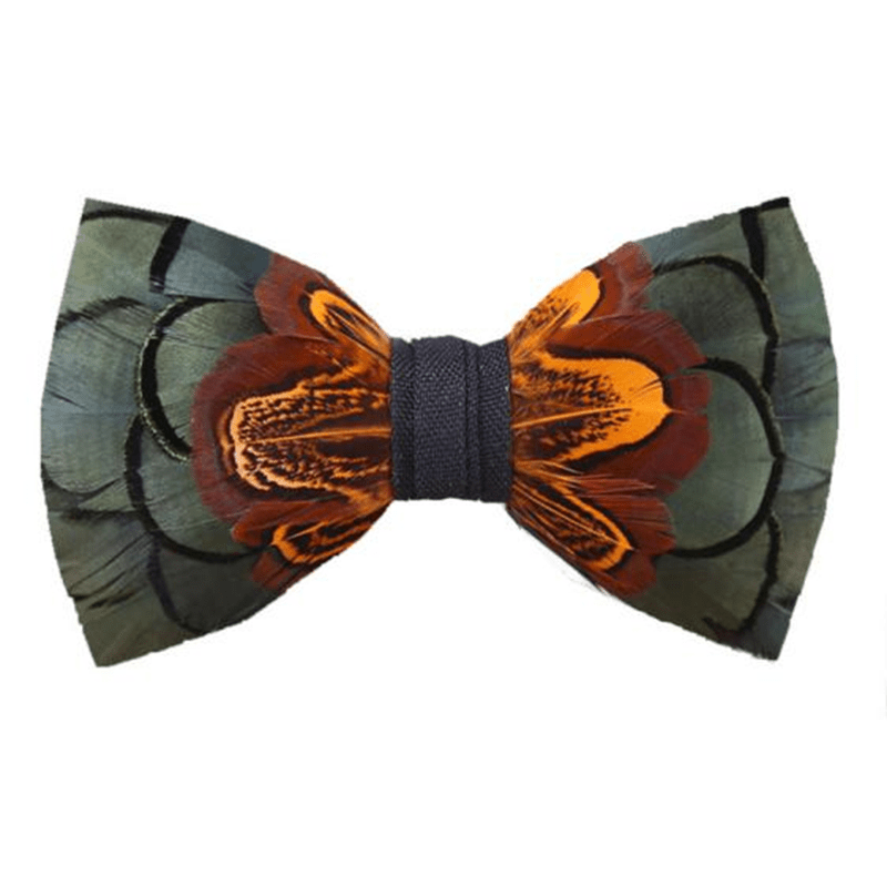 Pajarita con plumas en verde mar oscuro y óxido y broche de solapa