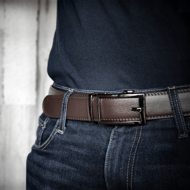 Cinturón de cuero con hebilla automática hueca sofisticado para hombre