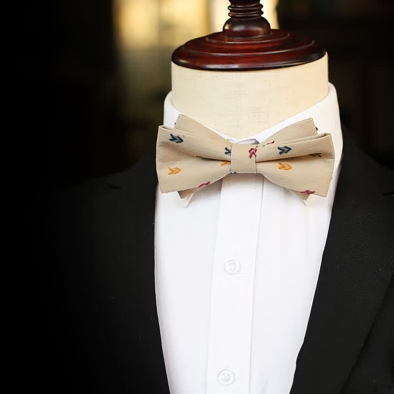 Pajarita con flechas bordadas en color caqui para hombre