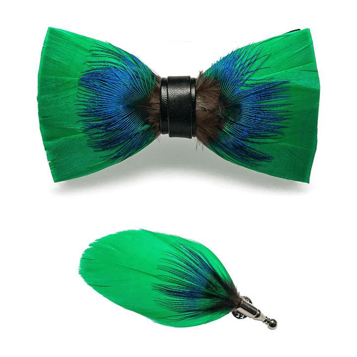 Pajarita con plumas azules y verdes con broche de solapa