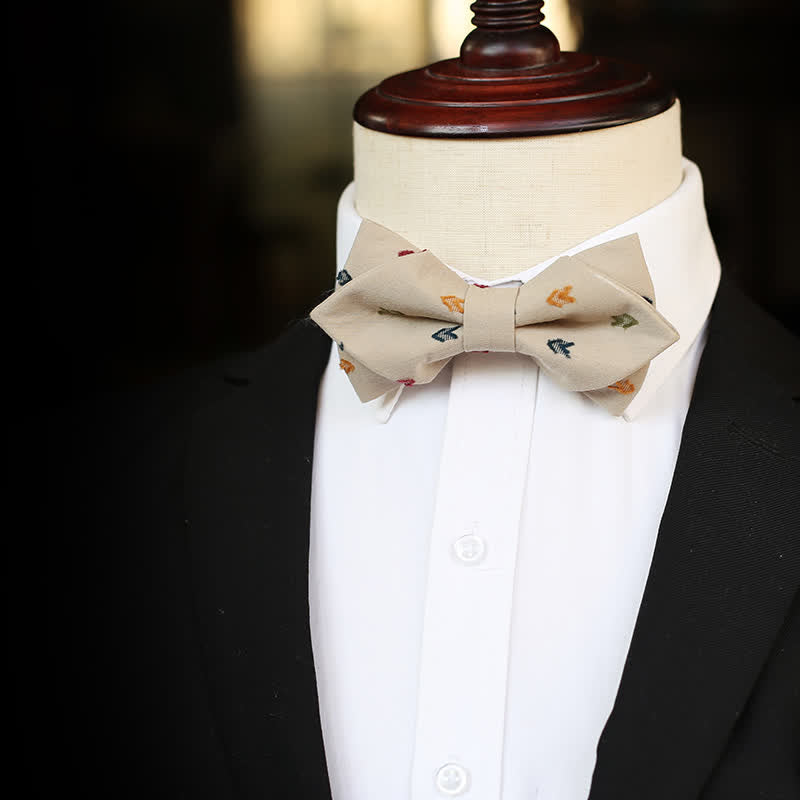 Pajarita con flechas bordadas en color caqui para hombre