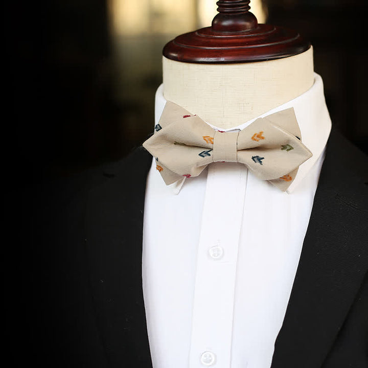 Pajarita con flechas bordadas en color caqui para hombre