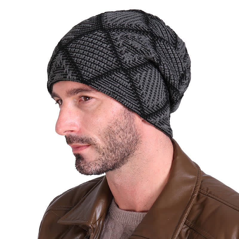 Gorro de punto elástico con estampado de cuadros para esquiar.