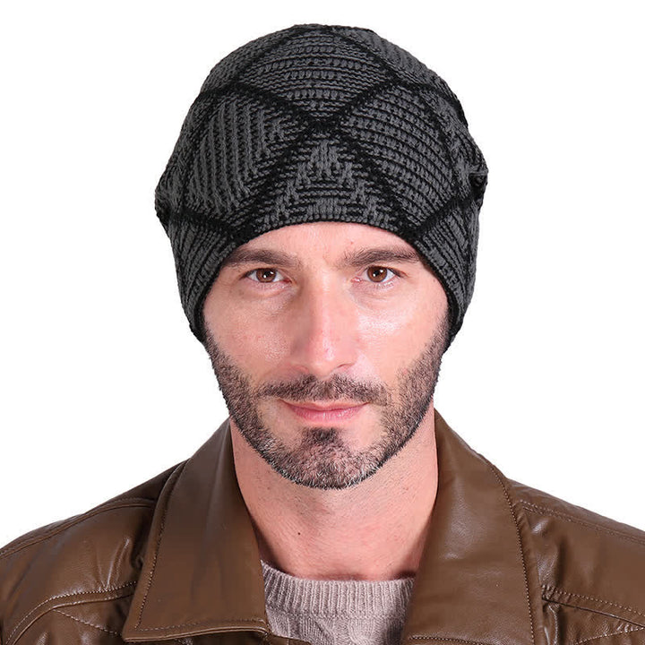 Gorro de punto elástico con estampado de cuadros para esquiar.