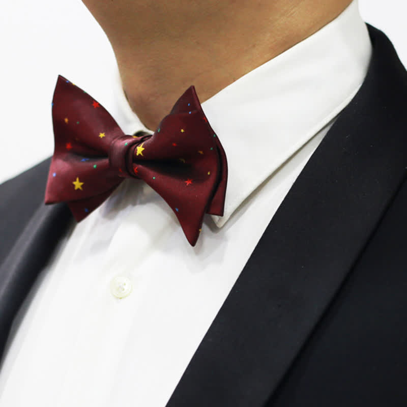 Pajarita de hombre con estrellas brillantes de colores burdeos