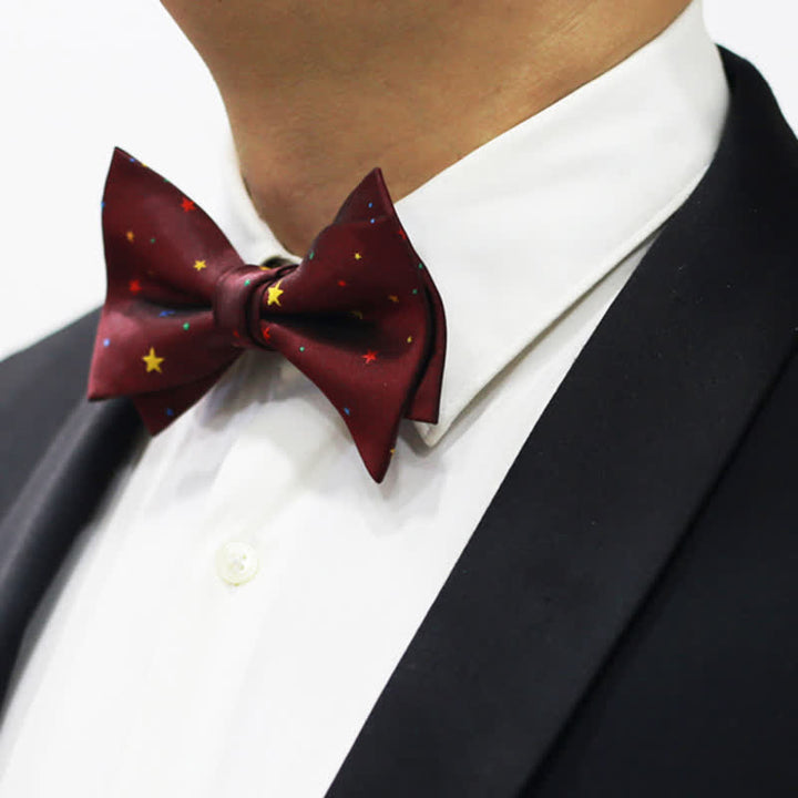 Pajarita de hombre con estrellas brillantes de colores burdeos