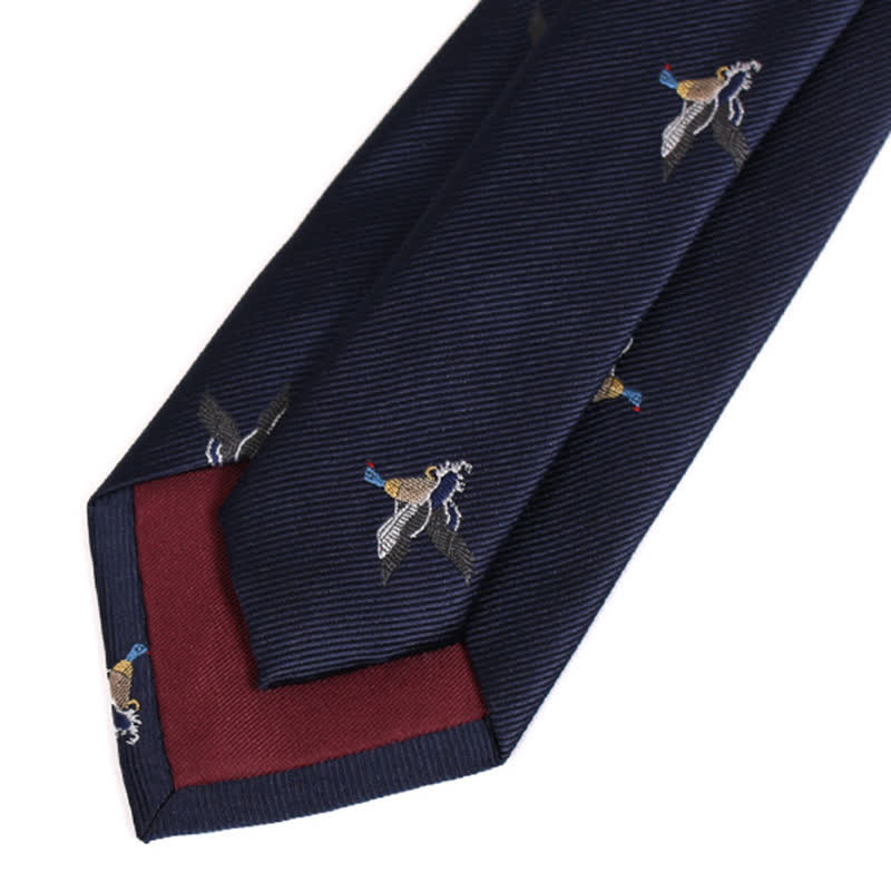 Corbata azul medianoche con patos voladores para hombre
