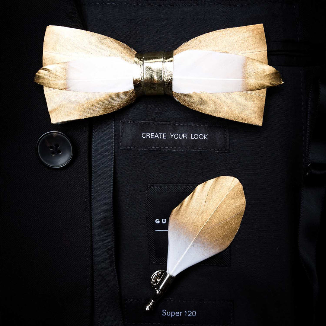 Pajarita con plumas de caramelo doradas y blancas y broche de solapa