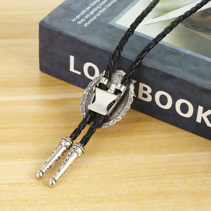 Corbata bolo estilo tribal con piedra natural verde