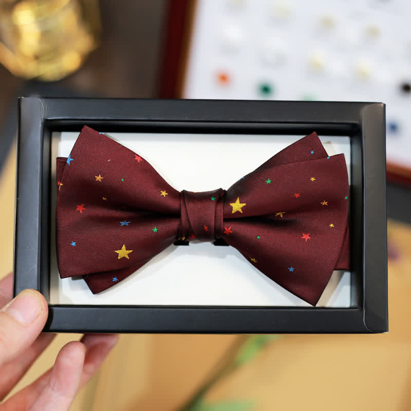 Pajarita de hombre con estrellas brillantes de colores burdeos