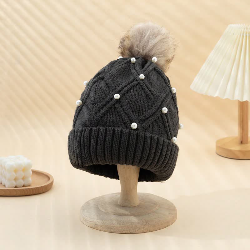 Gorro de punto elástico con pompones y perlas para mujer