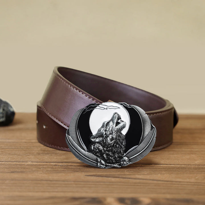 Cinturón de cuero con hebilla ovalada y diseño de lobo aullador y luna para hombre
