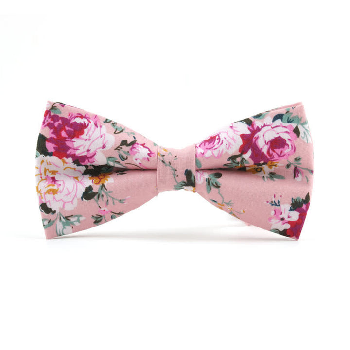 Pajarita con estampado floral de hojas de rosas teñidas para hombre