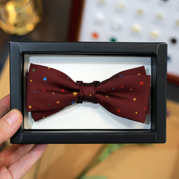 Pajarita de hombre con estrellas brillantes de colores burdeos