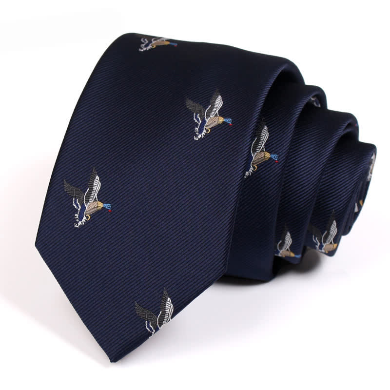 Corbata azul medianoche con patos voladores para hombre