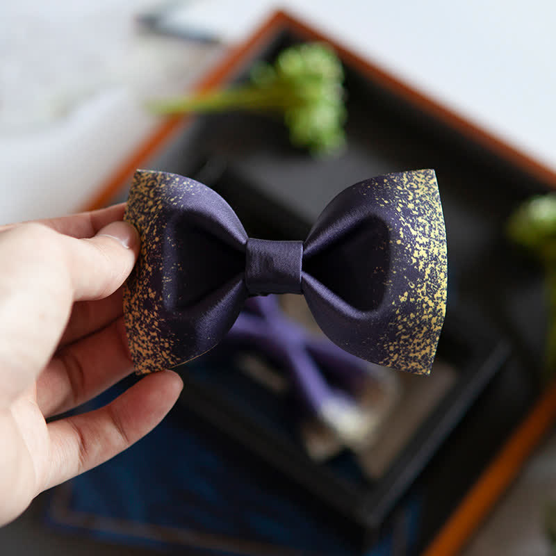 Pajarita violeta resplandeciente con cielo nocturno para hombre