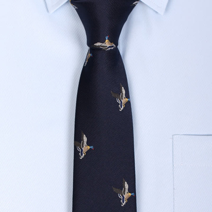 Corbata azul medianoche con patos voladores para hombre
