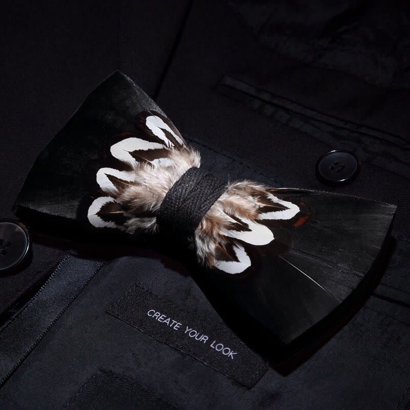 Pajarita con plumas y estampado en blanco y negro con alfiler de solapa