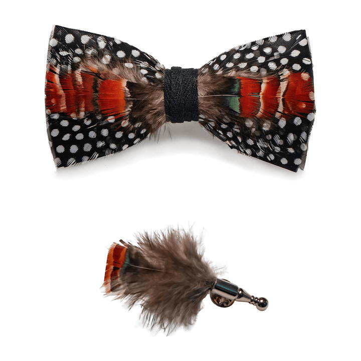Pajarita con plumas de lunares en blanco, naranja y negro y broche de solapa