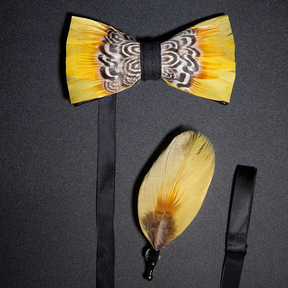 Pajarita con plumas y estampado de tigre amarillo con prendedor de solapa