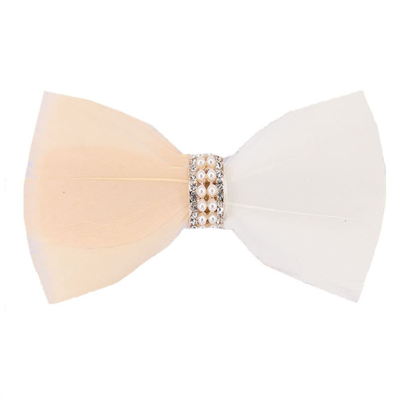 Pajarita con plumas de perla brillante en blanco y rubor y broche de solapa