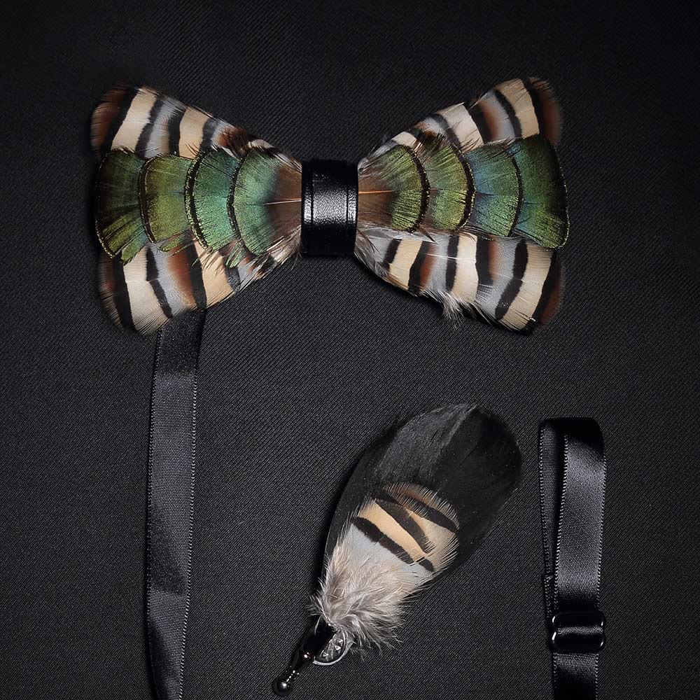 Pajarita con plumas de ganso verde y beige y broche de solapa
