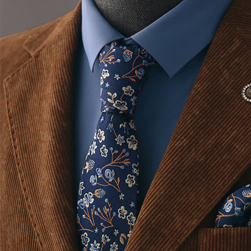 Corbata de hombre con estampado floral misterioso en azul marino y blanco